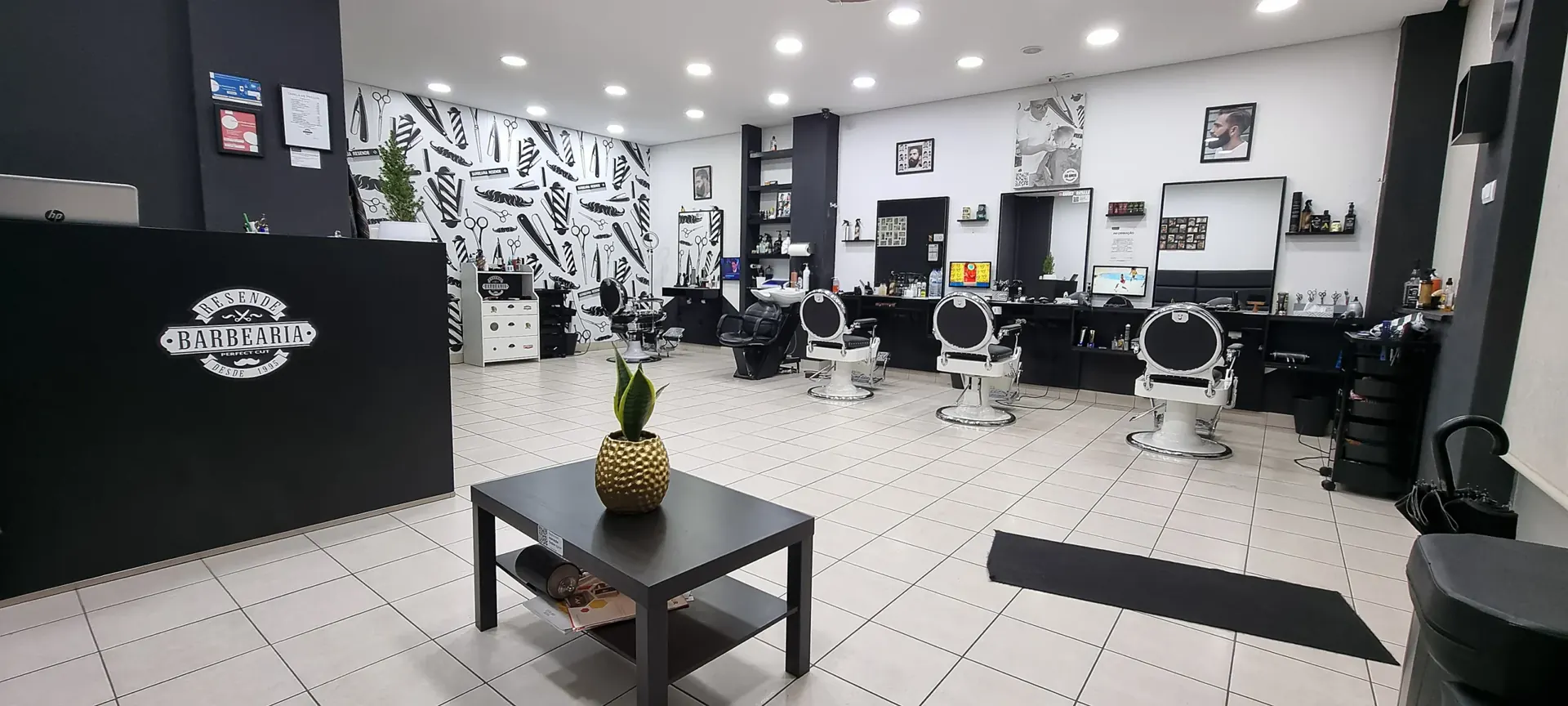 Interior da Barbearia Resende